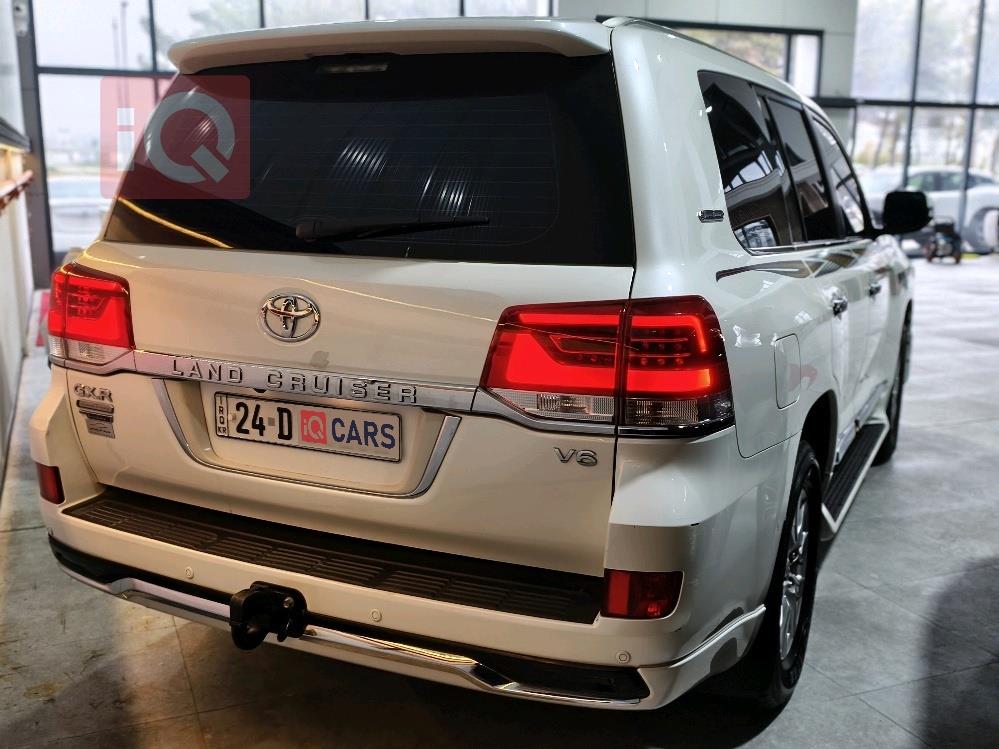 تۆیۆتا لاند کروزەر